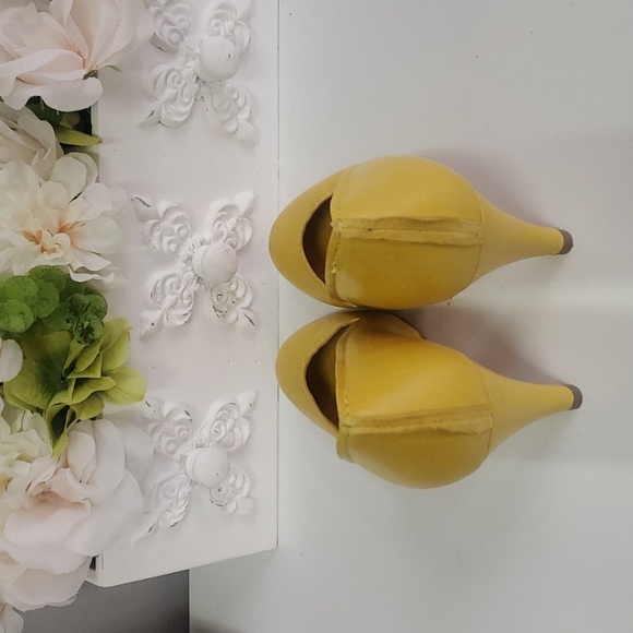 The seller yellow heels sz 36 - Picture 4 of 7